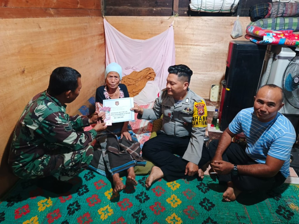 Penyerahan BLT (Bantuan Langsung Tunai)